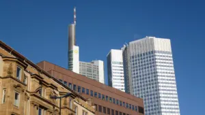 Mūsdienu biroju ēkas un debesskrāpji pilsētas centrā zem skaidrām zilām debesīm.