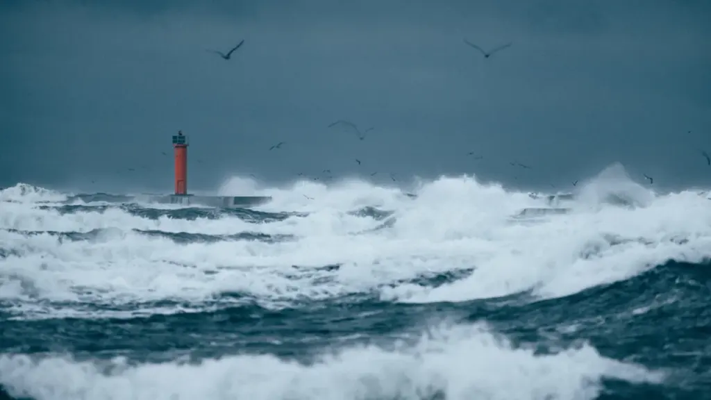 Rīgā brāzmas līdz 32 m/s, valsts centrā — ekstrēms lietus