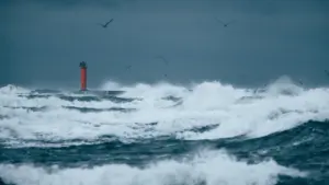 Rīgā brāzmas līdz 32 m/s, valsts centrā — ekstrēms lietus