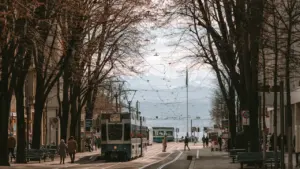 Tramvajs uz zaļojošas ielas, kas ved uz Alūksnes kultūras centra apmeklējumu.