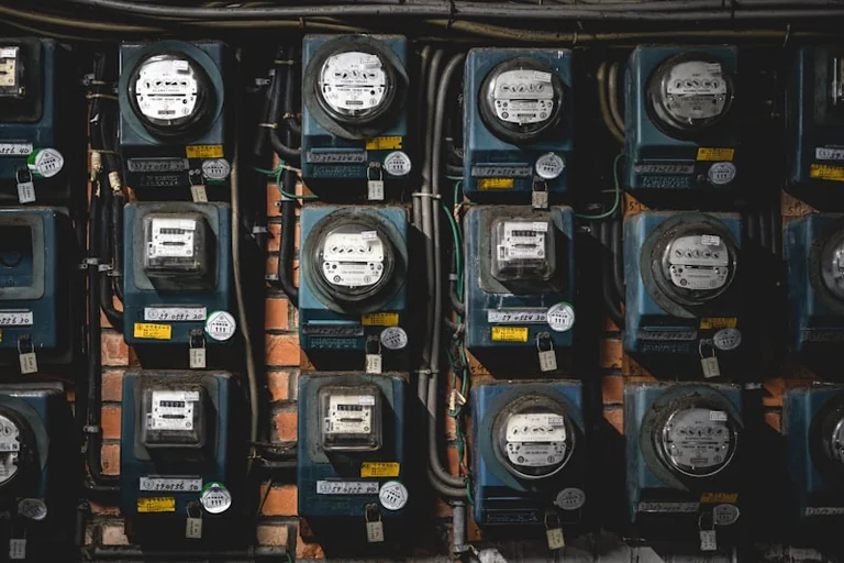 Elektroenerģijas cenas kāpums 12. septembrī: ko tas nozīmē patērētājiem