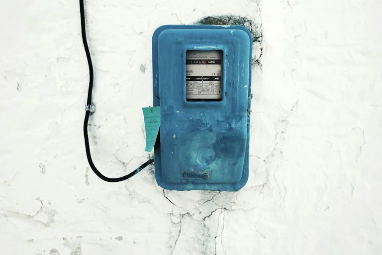 Elektroenerģijas cenas kāpums 12. septembrī: ko tas nozīmē patērētājiem