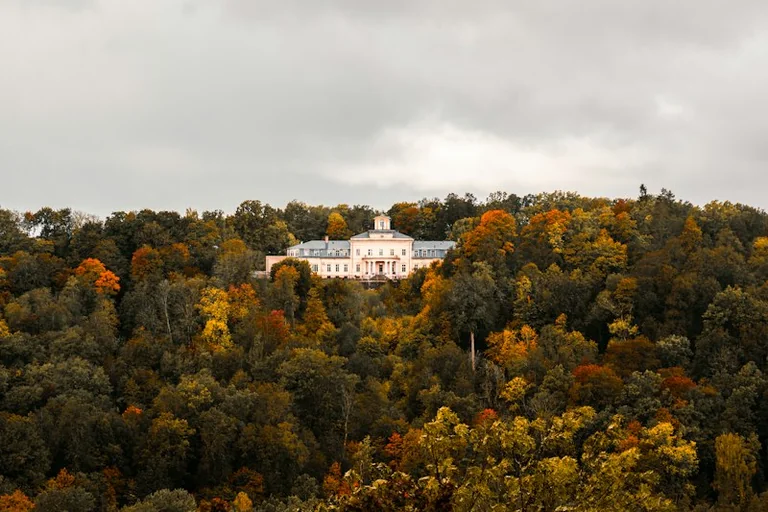 Kā plānot īsu rudens pastaigu Latvijā, kamēr ir gaišs