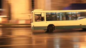 Sapnis par nokavētu autobusu: ko tas atklāj par rīta steigu