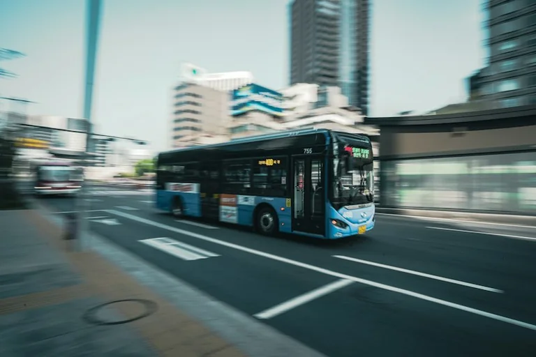 Sapnis par nokavētu autobusu: ko tas atklāj par rīta steigu